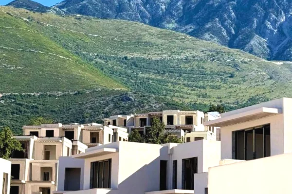 Shtepi ne shitje Vila Luksoze ne Himare, 4+1, Mobilimi Bosh, pa mobiluar, Pagesa 700,000  Euro.