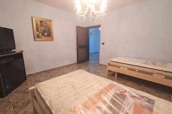 Shtepi me qera Apartament ne Tirane, 2+1, Mobilimi E mobiluar, Pagesa 550  Euro.