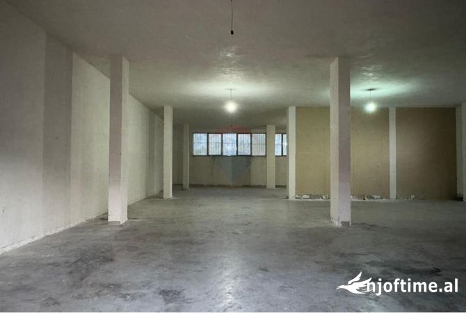 Ambiente Commerciale in Affitto 4+1 a Tirana - 1,500 Euro