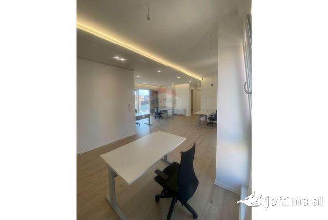 Ambiente Commerciale in Affitto 3+1 a Tirana - 160,000 Leke