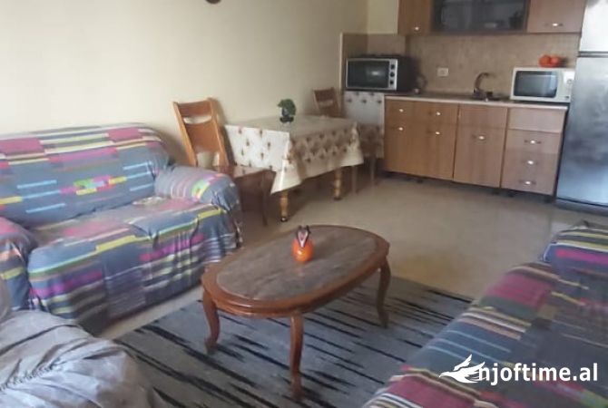 Ofrohet 2+1 me qera ne Qender te Durresit