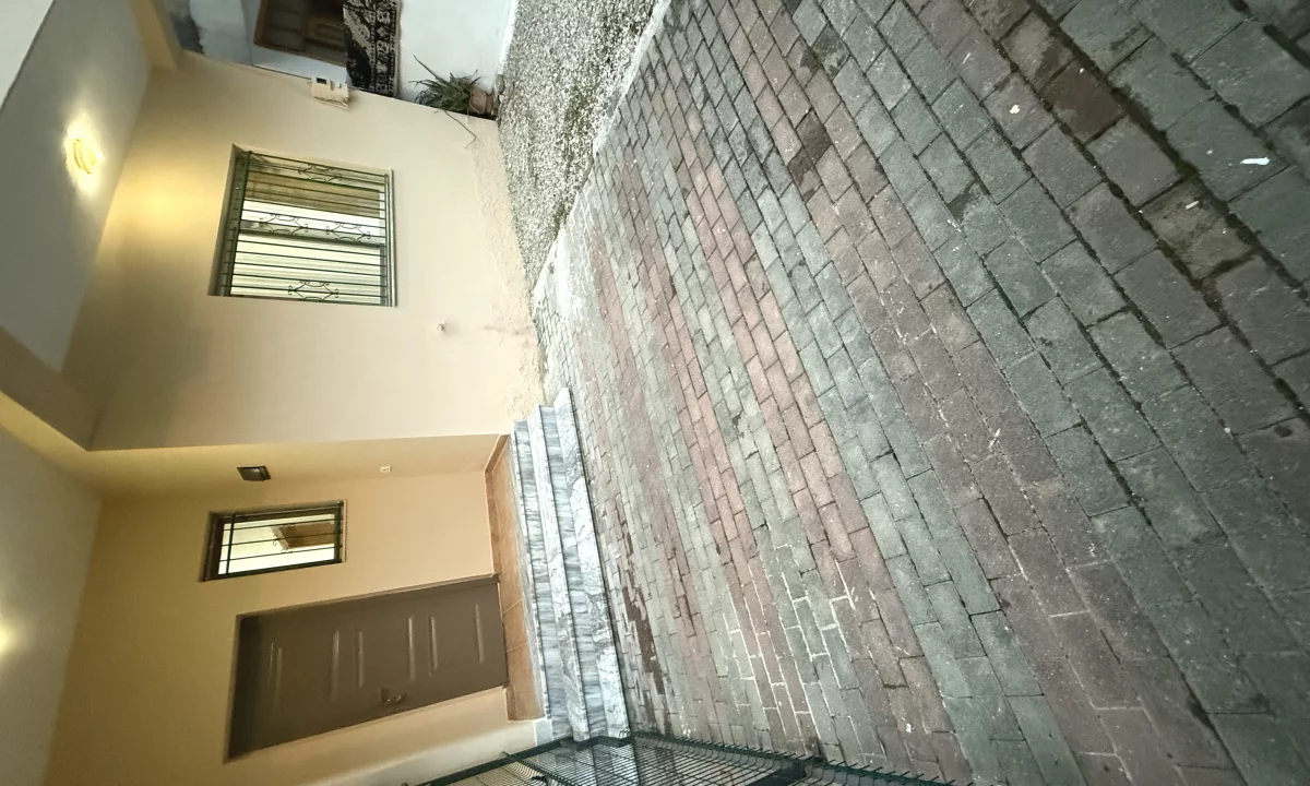 Shtepi me qera Duplex(shtepi me 2 kate) ne Tirane, 1+1, Mobilimi E mobiluar, Pagesa 50,000  Leke.