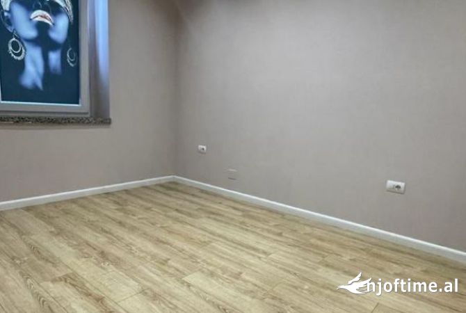 Ambiente Commerciale in Affitto 1+1 a Tirana - 1,200 Euro
