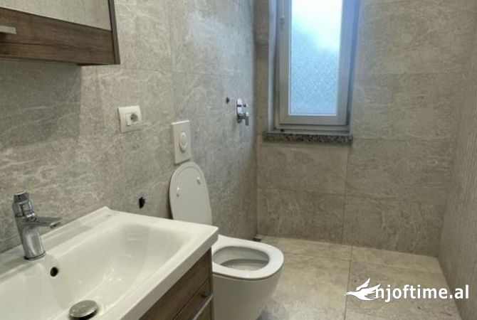 Ambiente Commerciale in Affitto 1+1 a Tirana - 1,200 Euro