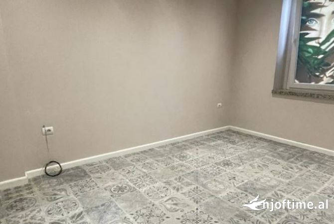 Ambiente Commerciale in Affitto 1+1 a Tirana - 1,200 Euro