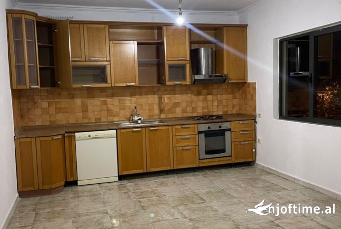 Shtepi ne shitje Apartament ne Tirane, 3+1, Mobilimi Bosh, pa mobiluar, Pagesa 148,000  Euro.