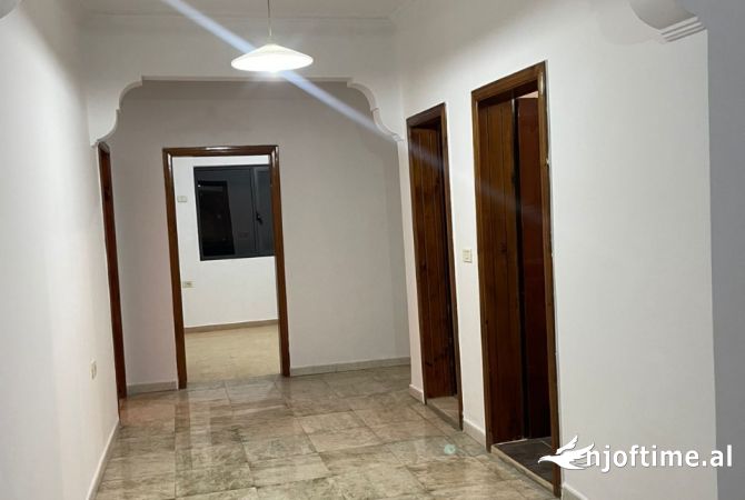 Shtepi ne shitje Apartament ne Tirane, 3+1, Mobilimi Bosh, pa mobiluar, Pagesa 148,000  Euro.