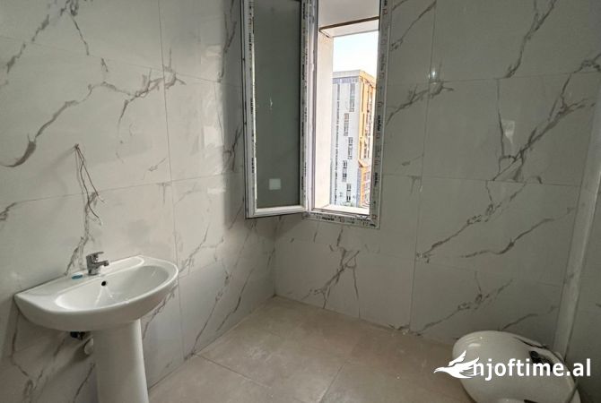 Shtepi ne shitje Apartament ne Tirane, 2+1, Mobilimi Bosh, pa mobiluar, Pagesa 128,000  Euro.