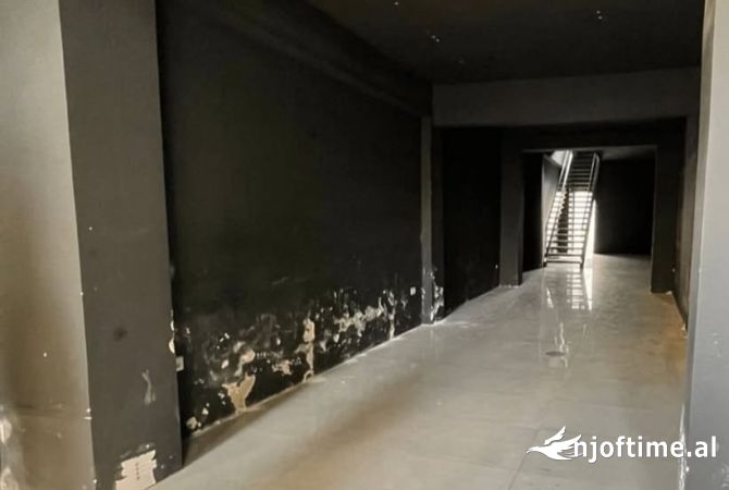 Ambiente Commerciale in Affitto 1+1 a Tirana - 7,000 Euro