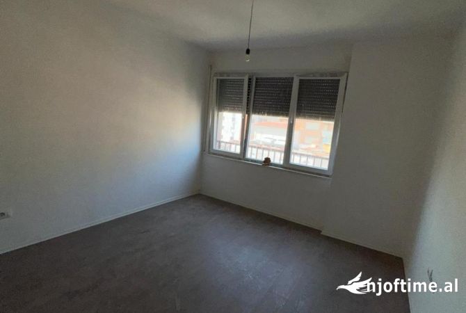 Ambiente Commerciale in Affitto 3+1 a Tirana - 1,100 Euro