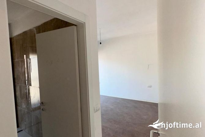 Ambiente Commerciale in Affitto 3+1 a Tirana - 1,100 Euro