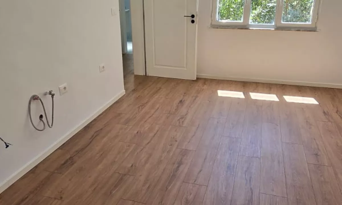 Shtepi ne shitje Apartament ne Tirane, 1+1, Mobilimi Bosh, pa mobiluar, Pagesa 110,000  Euro.