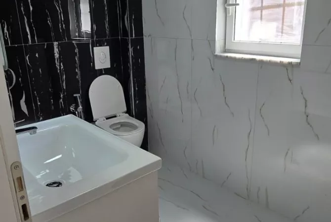 Shtepi ne shitje Apartament ne Tirane, 1+1, Mobilimi Bosh, pa mobiluar, Pagesa 110,000  Euro.