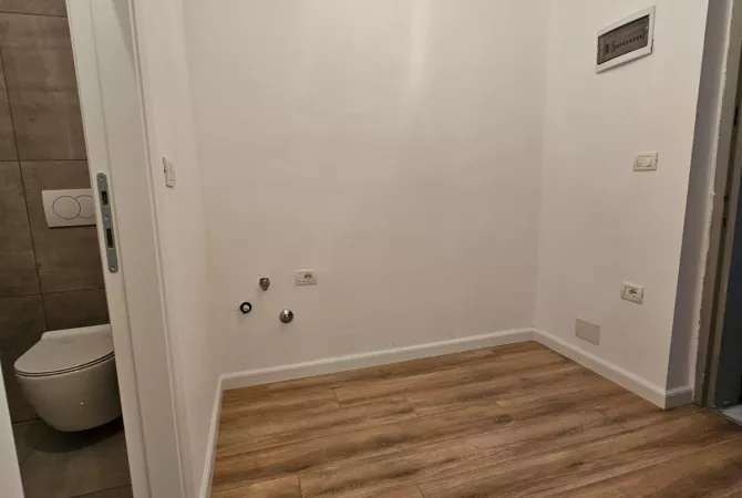 Shtepi ne shitje Apartament ne Tirane, 1+1, Mobilimi Bosh, pa mobiluar, Pagesa 98,000  Euro.