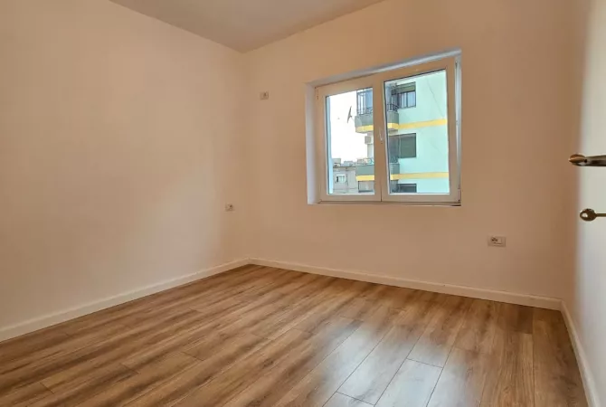 Shtepi ne shitje Apartament ne Tirane, 1+1, Mobilimi Bosh, pa mobiluar, Pagesa 98,000  Euro.