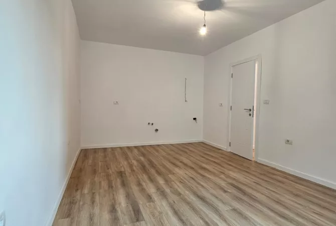 Shtepi ne shitje Apartament ne Tirane, 1+1, Mobilimi Bosh, pa mobiluar, Pagesa 98,000  Euro.
