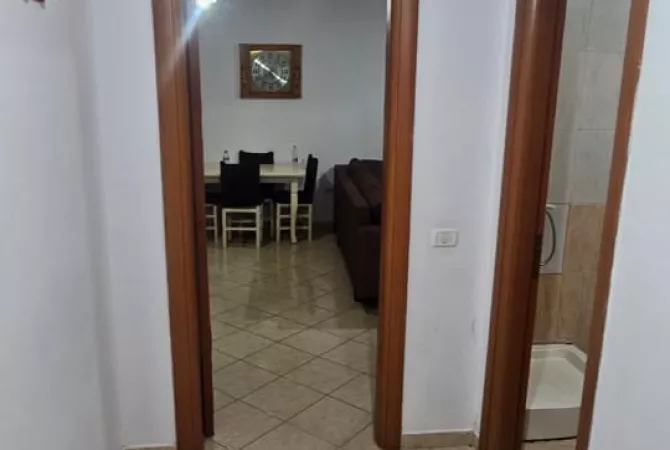 Shtepi ne shitje Apartament ne Tirane, 1+1, Mobilimi E mobiluar, Pagesa 1,100,000  Euro.
