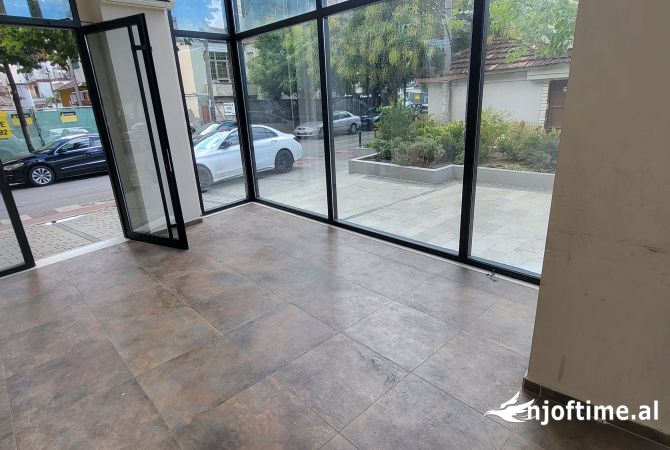 Ambiente Commerciale in Affitto 3+1 a Tirana - 25,000 Leke