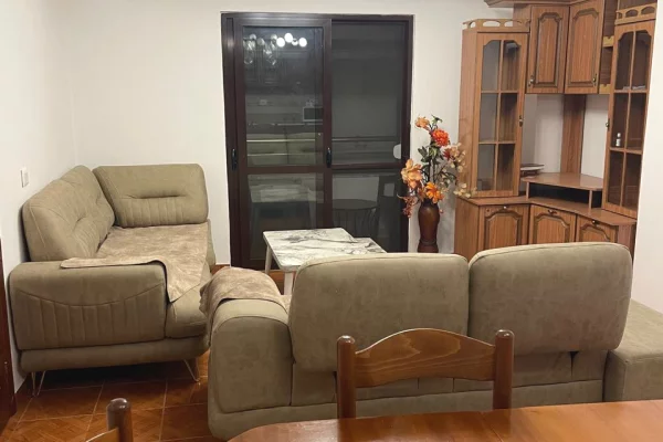 Shtepi me qera Apartament ne Tirane, 2+1, Mobilimi E mobiluar, Pagesa 43,000  Leke.