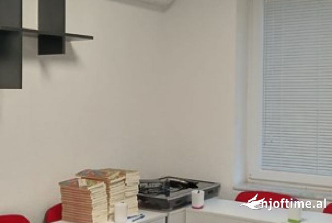 Ambiente Commerciale in Affitto 3+1 a Tirana - 800 Euro