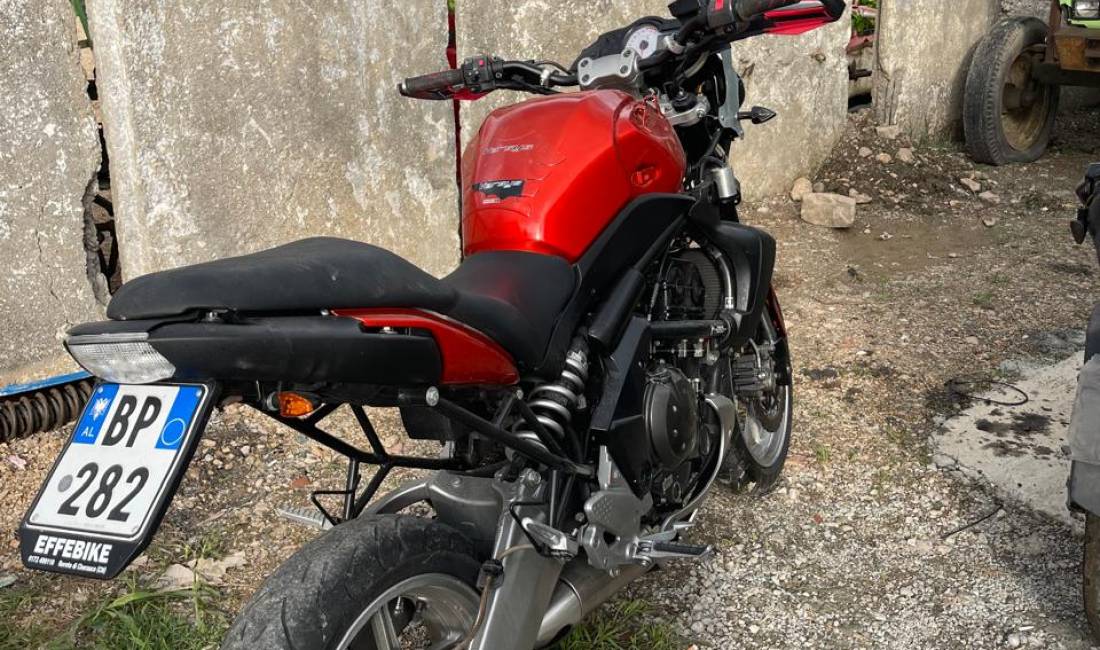 Shitet Motorr Kawasaki Versys 650 Red 2007 