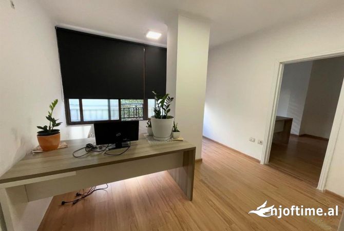 Ambiente Commerciale in Affitto 3+1 a Tirana - 550 Euro