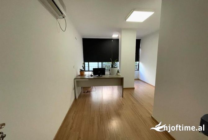 Ambiente Commerciale in Affitto 3+1 a Tirana - 550 Euro