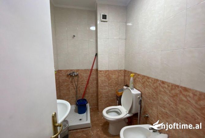 Ambiente Commerciale in Affitto 3+1 a Tirana - 550 Euro