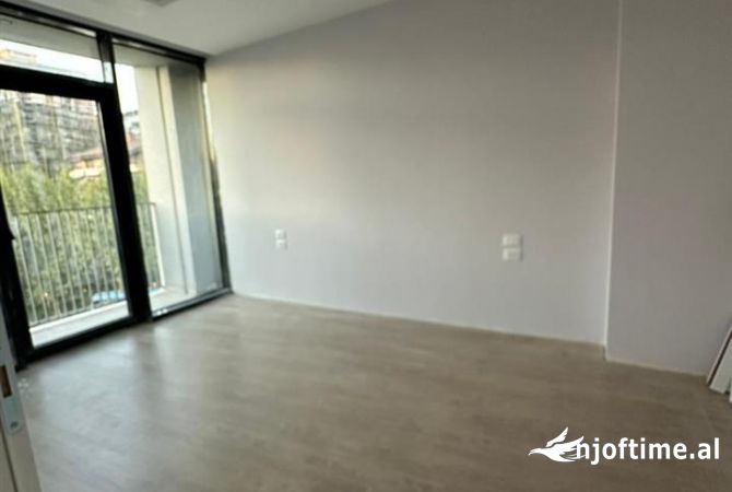 Ambiente Commerciale in Affitto 3+1 a Tirana - 700 Euro