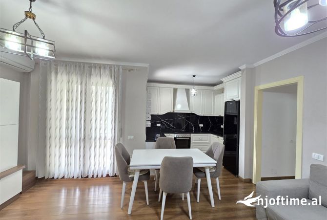 Shtepi ne shitje Apartament ne Tirane, 2+1, Mobilimi E mobiluar, Pagesa 190,000  Euro.