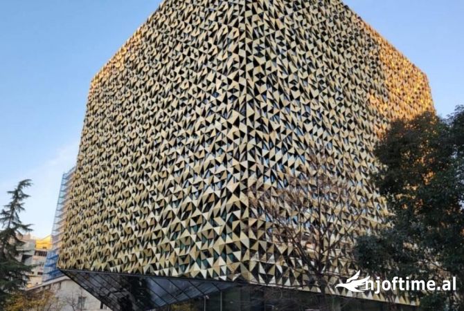 Ambiente Commerciale in Affitto 3+1 a Tirana - 2,200 Euro