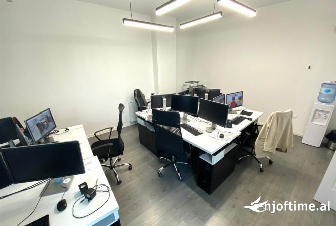 Ambiente Commerciale in Affitto 3+1 a Tirana - 1,000 Euro