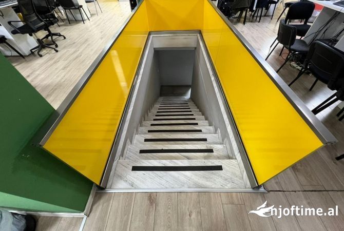 Ambiente Commerciale in Affitto 3+1 a Tirana - 7,000 Euro