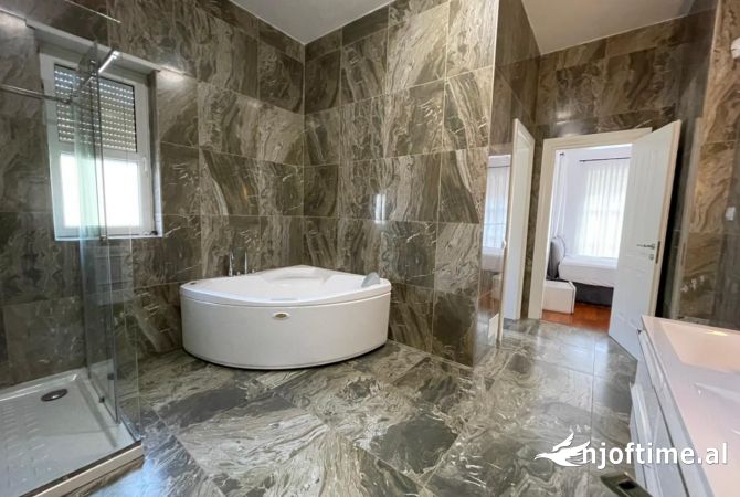 Shtepi me qera Vila Luksoze ne Tirane, 4+1, Mobilimi E mobiluar, Pagesa 4,800  Euro.