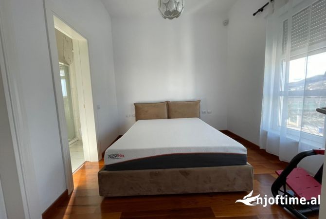 Shtepi me qera Vila Luksoze ne Tirane, 4+1, Mobilimi E mobiluar, Pagesa 4,800  Euro.