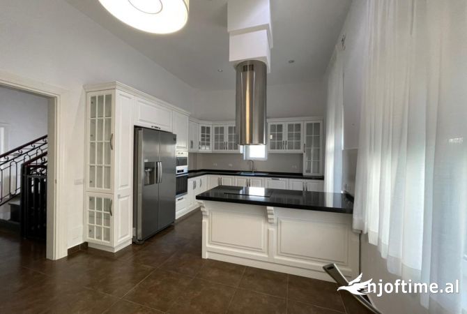 Shtepi me qera Vila Luksoze ne Tirane, 4+1, Mobilimi E mobiluar, Pagesa 4,800  Euro.