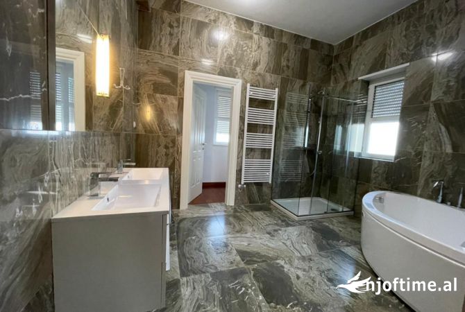 Shtepi me qera Vila Luksoze ne Tirane, 4+1, Mobilimi E mobiluar, Pagesa 4,800  Euro.