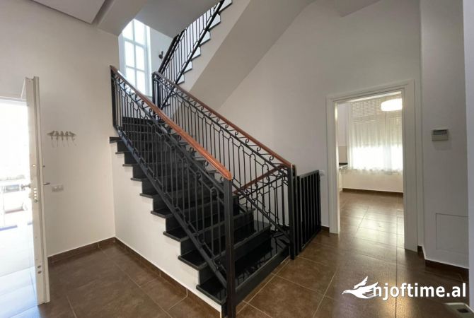 Shtepi me qera Vila Luksoze ne Tirane, 4+1, Mobilimi E mobiluar, Pagesa 4,800  Euro.