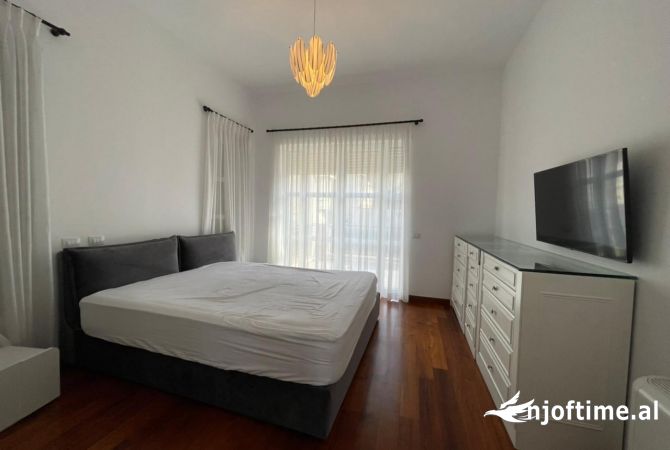 Shtepi me qera Vila Luksoze ne Tirane, 4+1, Mobilimi E mobiluar, Pagesa 4,800  Euro.