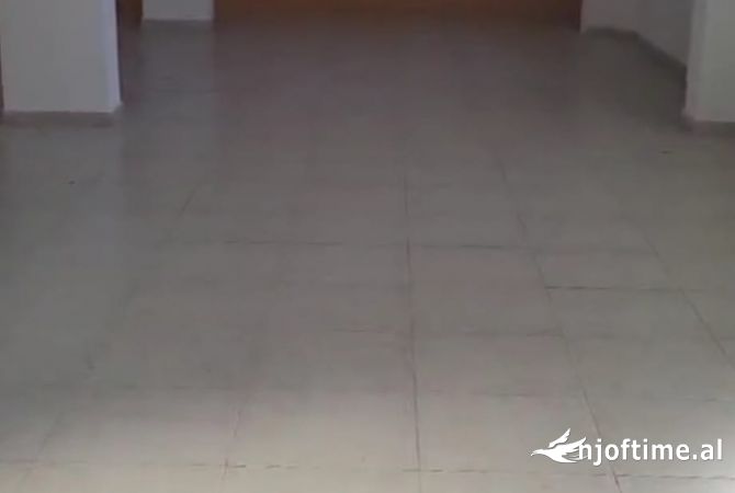 Ambiente Commerciale in Affitto 3+1 a Tirana - 800 Euro