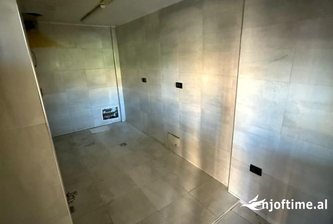 Ambiente Commerciale in Affitto 2+1 a Tirana - 118 Euro