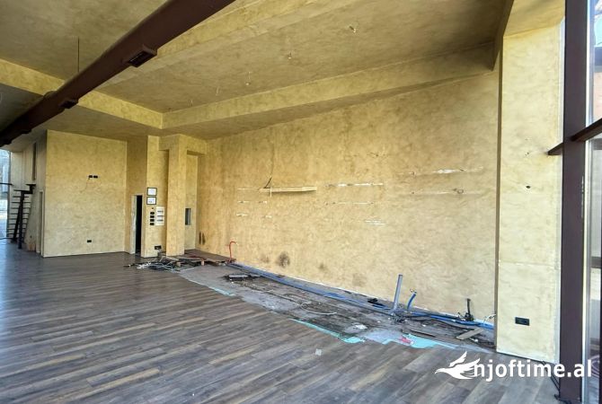 Ambiente Commerciale in Affitto 2+1 a Tirana - 118 Euro