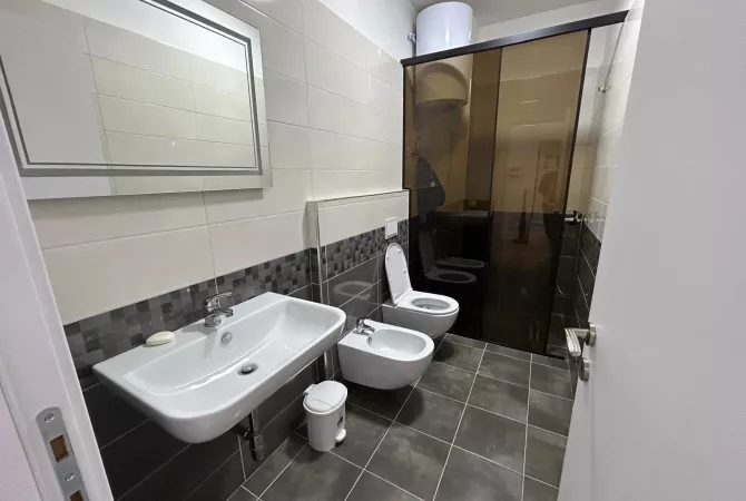 Shtepi me qera Apartament ne Tirane, 2+1, Mobilimi E mobiluar, Pagesa 900  Euro.