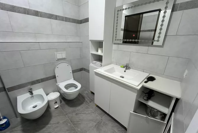 Shtepi me qera Apartament ne Tirane, 2+1, Mobilimi E mobiluar, Pagesa 900  Euro.