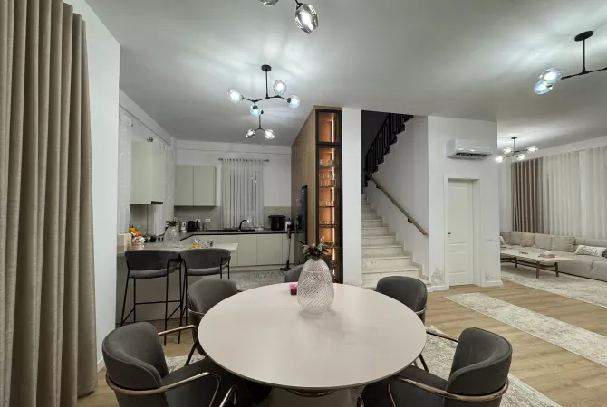 Shtepi me qera Vila Luksoze ne Tirane, 4+1, Mobilimi E mobiluar, Pagesa 2,500  Euro.