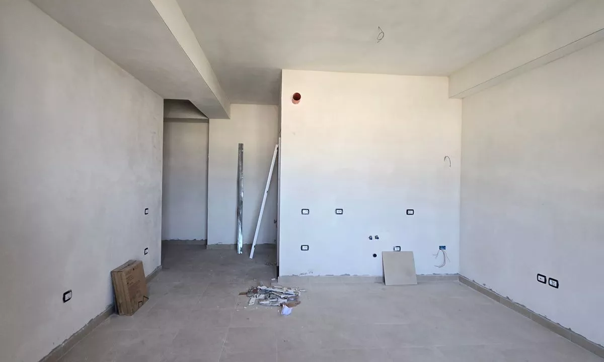 Shtepi ne shitje Apartament ne Tirane, Garsoniere, Mobilimi Bosh, pa mobiluar, Pagesa 84,000  Euro.