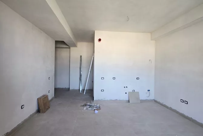 🏡 Shitet Garsoniere te Golden Park 4, perballe Spitalit Amerikan 3 