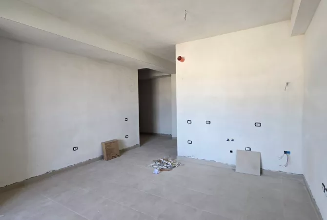 Shtepi ne shitje Apartament ne Tirane, Garsoniere, Mobilimi Bosh, pa mobiluar, Pagesa 84,000  Euro.