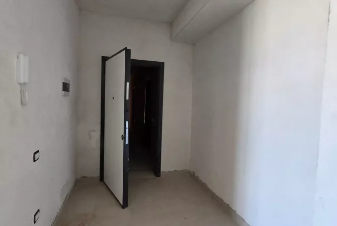 Shtepi ne shitje Apartament ne Tirane, Garsoniere, Mobilimi Bosh, pa mobiluar, Pagesa 84,000  Euro.