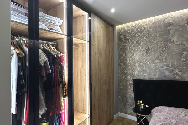 Shtepi ne shitje Apartament ne Tirane, 3+1, Mobilimi E mobiluar, Pagesa 390,000  Euro.